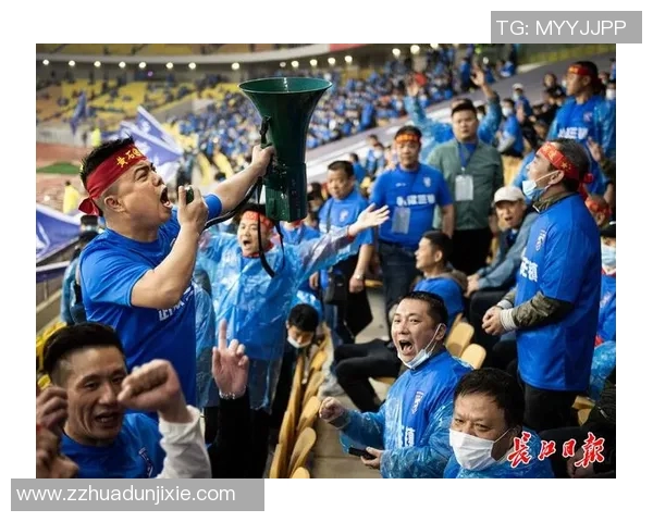 球迷激动相遇偶像球星珍藏签名足球引发全场热烈欢呼